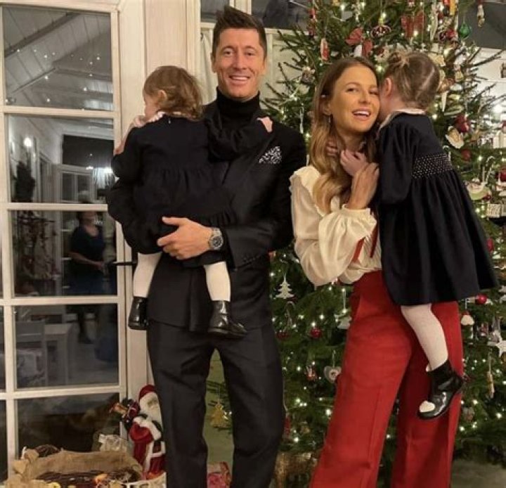 
Robert Lewandowski is Married to Wife: Anna Stachurska. Kids. 