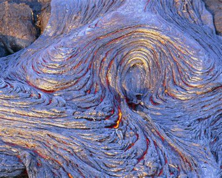 What is the texture of pahoehoe lava?
